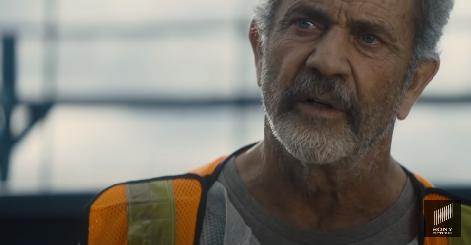 梅爾吉伯遜飾演斯圖神父的父親。（圖／翻攝自YouTube@Sony Pictures Entertainment）